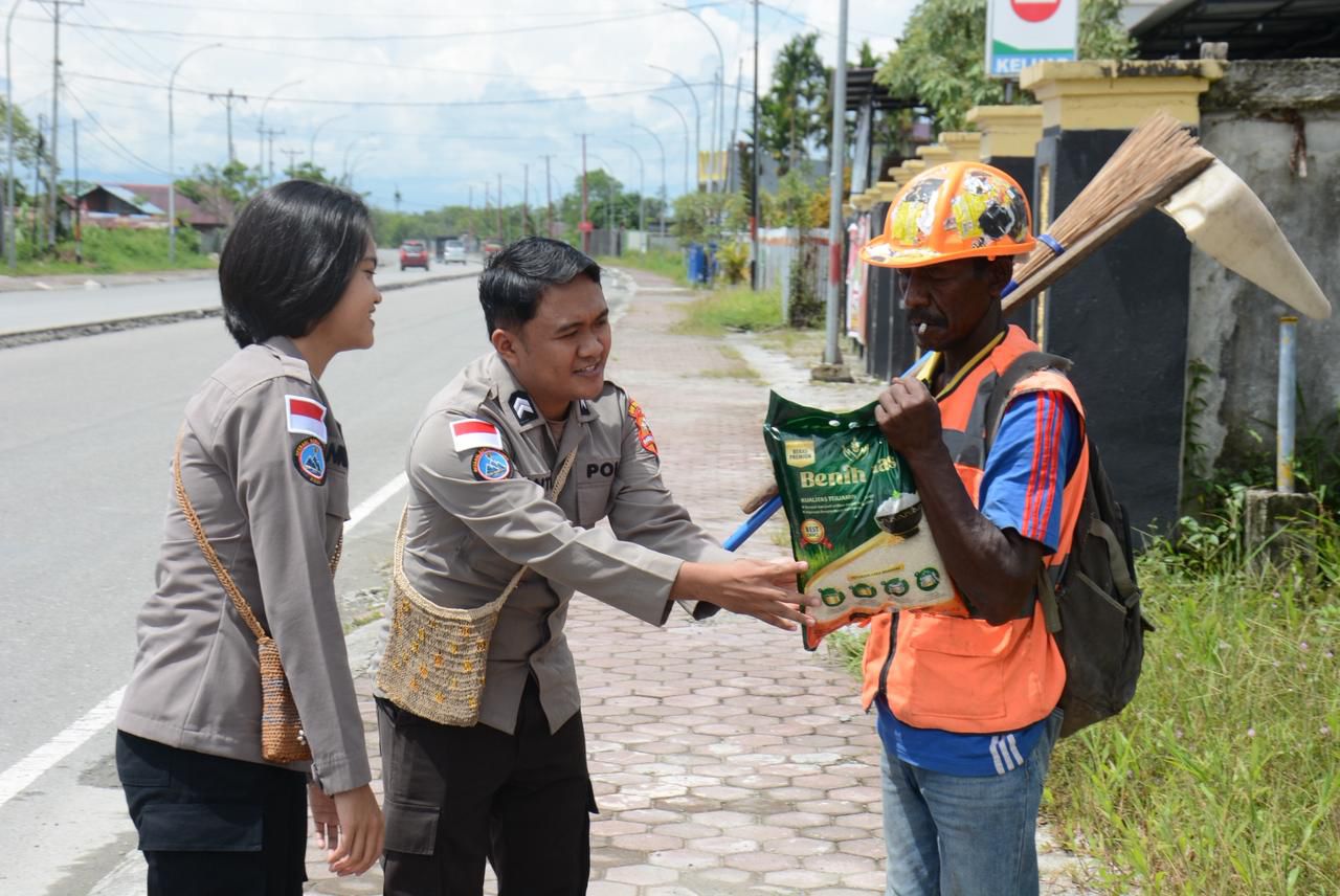 Sambut Bulan Kasih, Satgas Damai Cartenz Tebar Kepedulian Lewat Pembagian Sembako