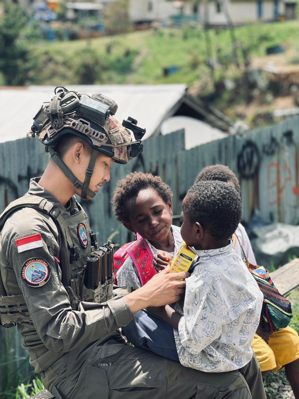Personel Satgas Ops Damai Cartenz Sektor Intan Jaya Laksanakan Pengobatan dan Bagikan Susu untuk Anak-Anak Papua