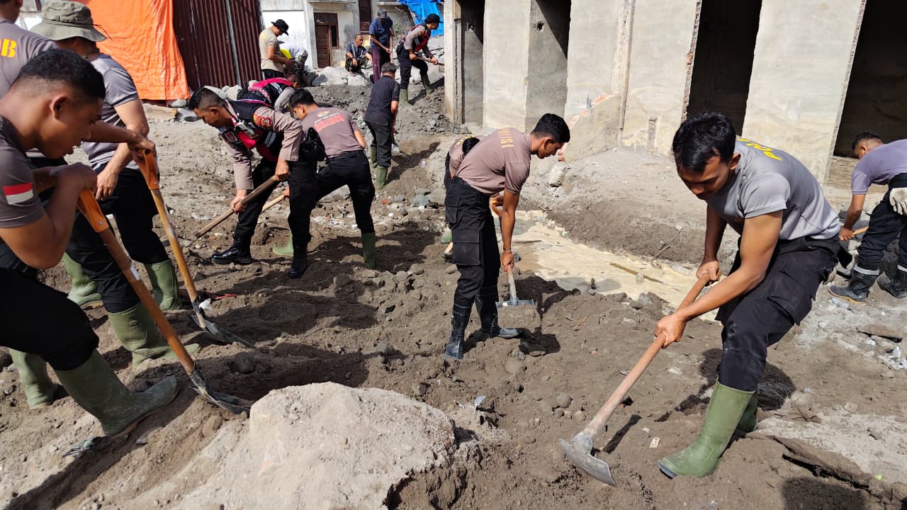 Bersihkan Rumah Allah Pascabanjir, Polri dan Warga Bener Meriah Gotong Royong Siapkan Meunasah Sambut Ramadan
