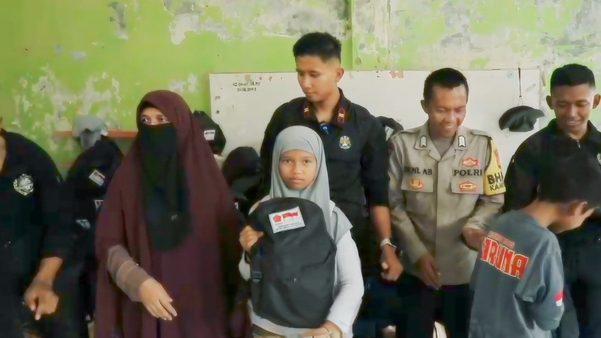 Taruna Akpol Latsitardanus di Aceh Tamiang, Bersihkan Lumpur Pasar hingga Santuni Korban Hanyut
