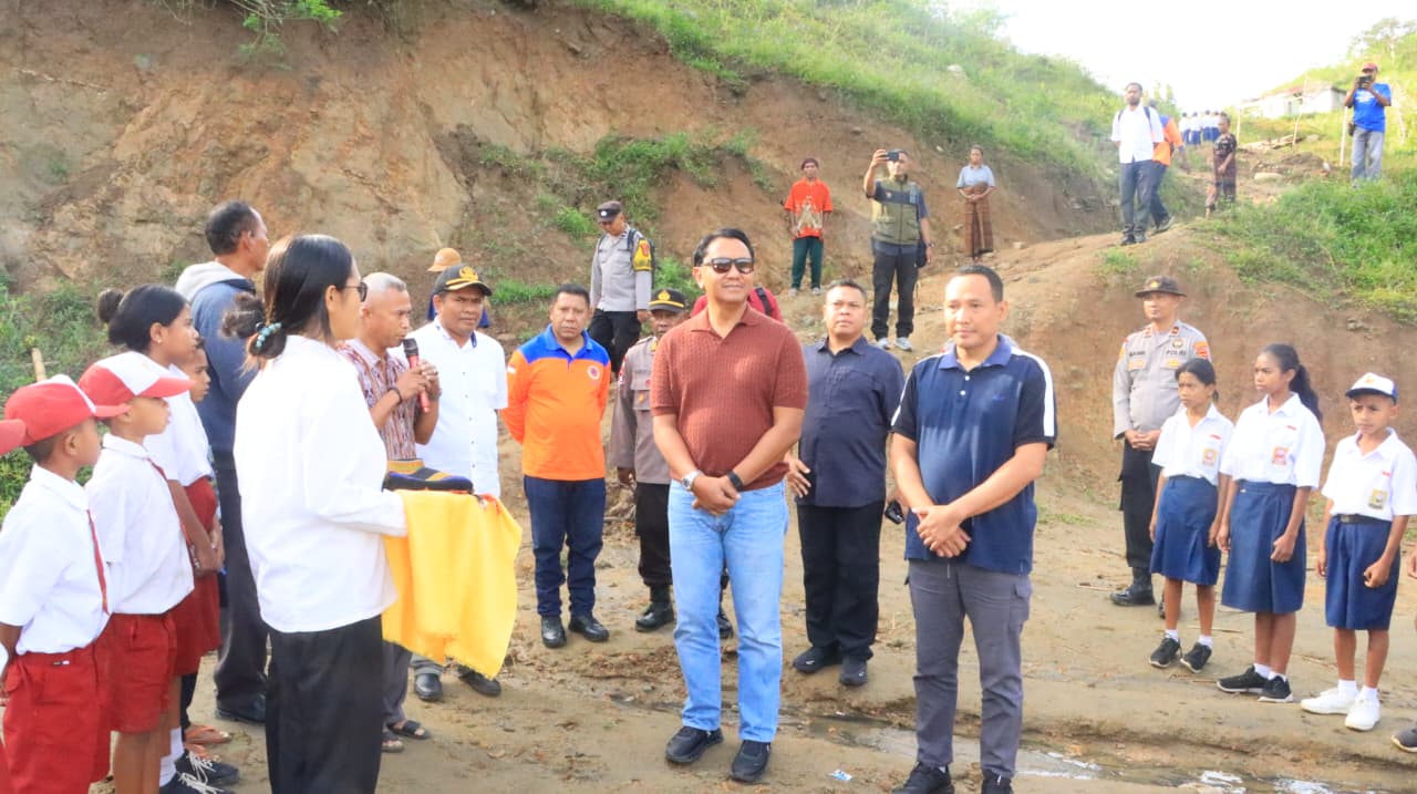 Wakapolda NTT Tinjau SMP Negeri 48 Sa Ate Gaikiu, Dirikan Tenda Darurat dan Salurkan Bantuan Pendidikan