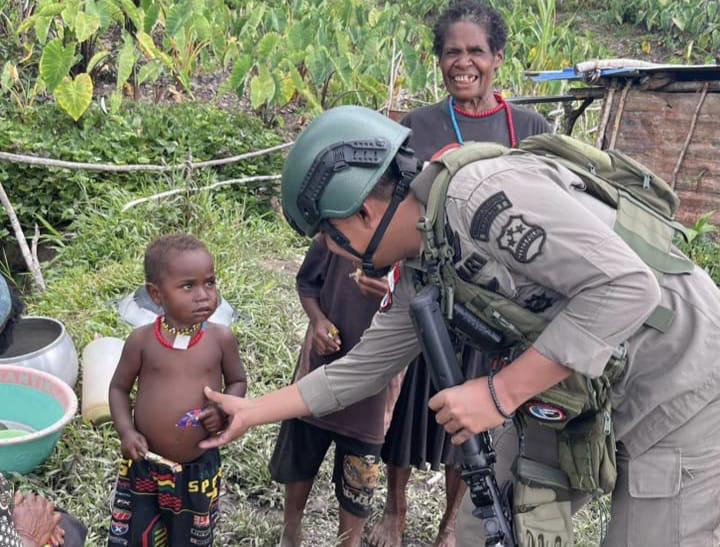 Sentuhan Humanis di Sinak: Satgas Damai Cartenz Bangun Kepercayaan Lewat Interaksi Anak-anak