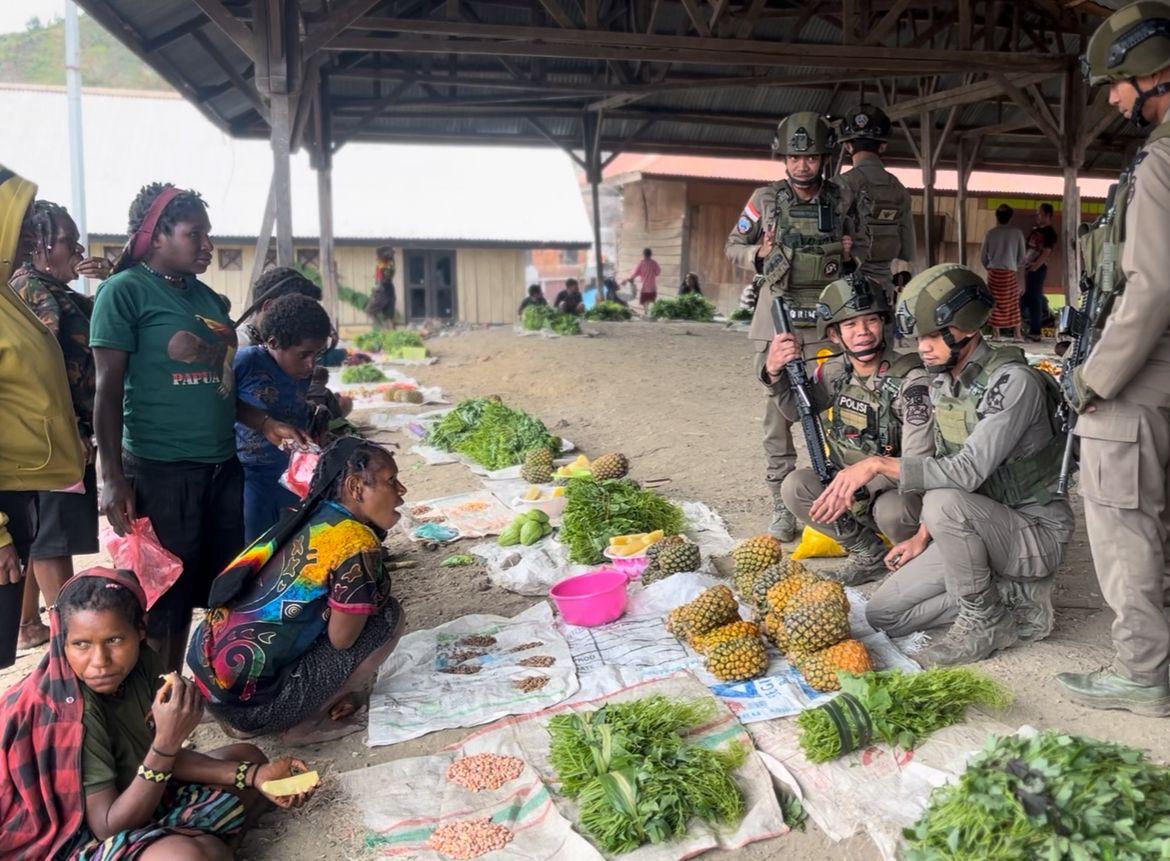 Patroli Humanis Jadi Ruang Harapan, Satgas Damai Cartenz Dorong Perputaran Ekonomi Mama-Mama Sinak