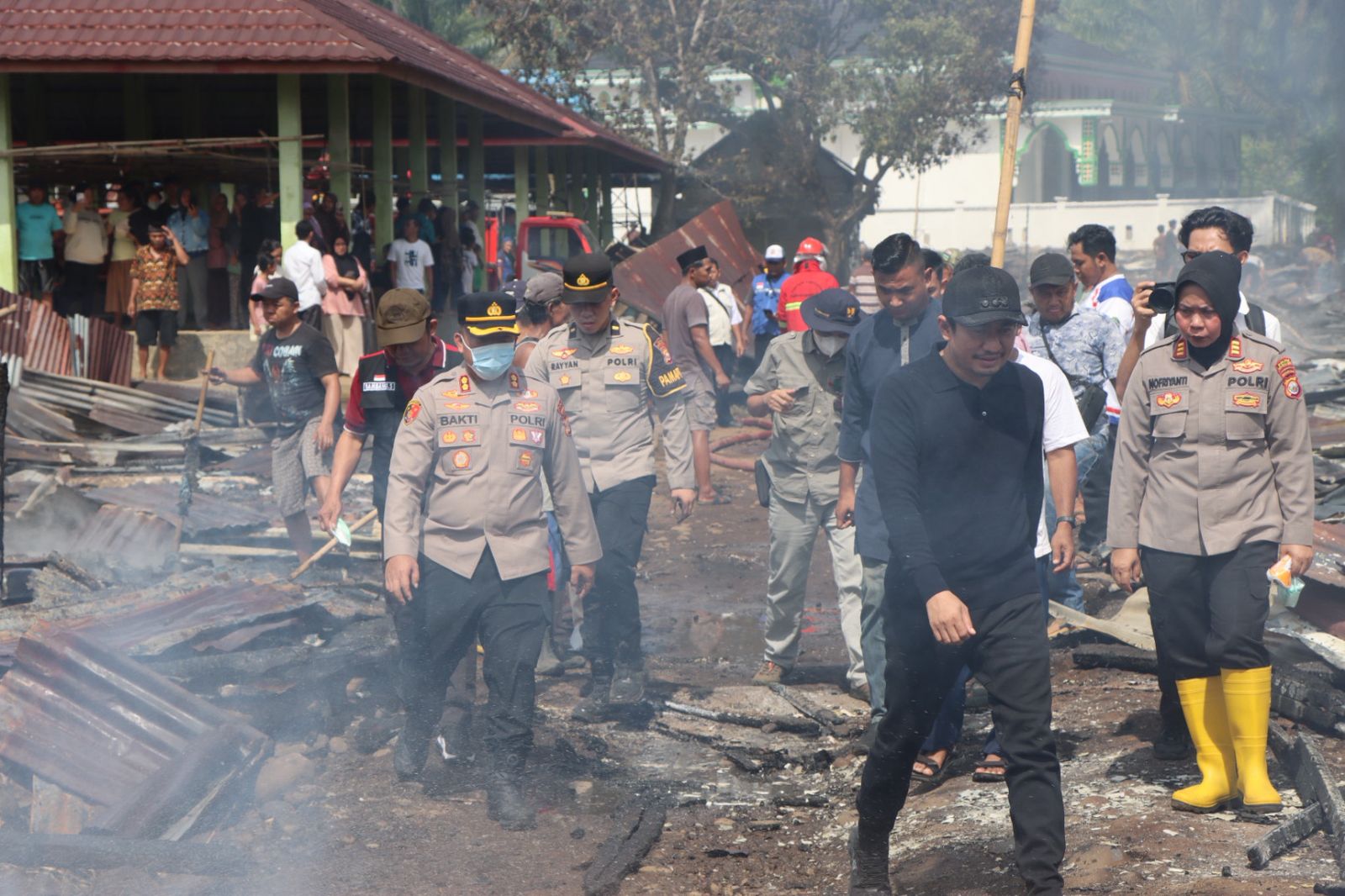 Kapolres dan Bupati Turun Langsung, Kebakaran Hanguskan 17 Los Pasar Sidomukti